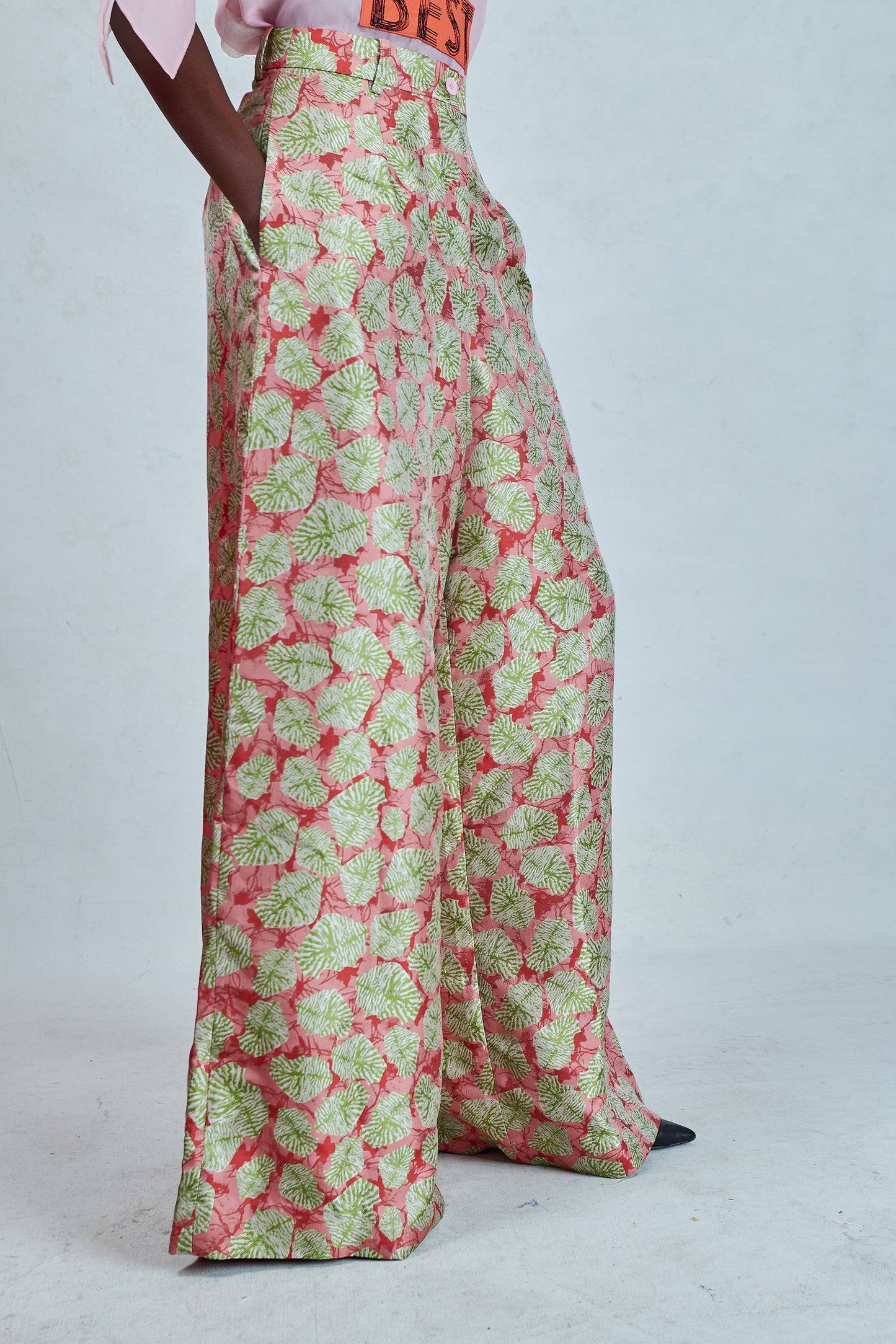 KIKI FLARE LEAF PRINT PANT